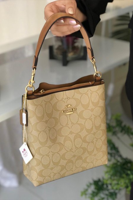 شنطة -  Mollie Bucket Coach / شامل علبة - شعار بيج / فاتح